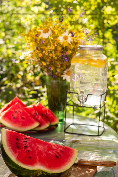 Watermeloen Een Gedekte Tafel Tuin — Stockfoto