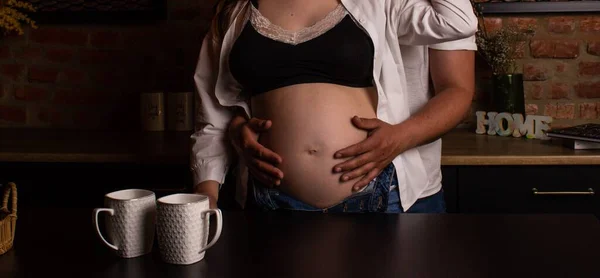 Jovem Casal Esperando Por Carrinho Bebê Cozinha Casa Menina Grávida Imagem De Stock