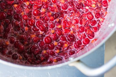 Vişne likörü hazırlarken bir tencerede kırmızı kirazlar. Koruma, kiraz reçeli, komposto