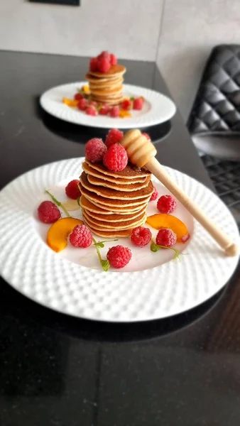 Pancakes Raspberries Peach Honey White Plate Two Servings Healthy Pancakes — Stock Photo, Image