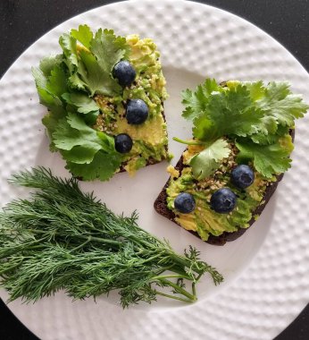 Avokado, maydanoz ve yaban mersinli tost.