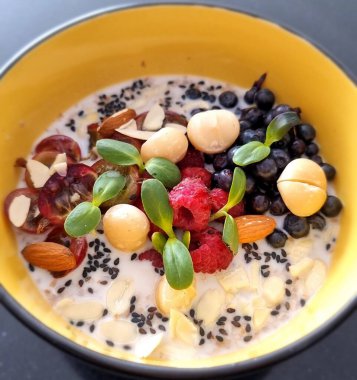 Sağlıklı, doğru ve güzel bir kahvaltı. Böğürtlenli, fındıklı ve susamlı müsli.