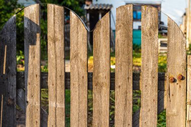 Köydeki çit ve kapı kalp şeklindeki tahtalardan yapılmıştır..