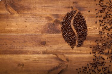 Ahşap arka planda kahve çekirdekleri