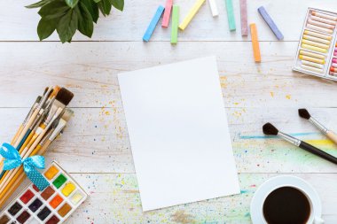 Sanatçı fırçalar, boyalar ve kahve