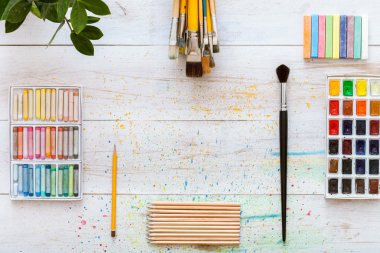Sanatçı fırçalar ve boya