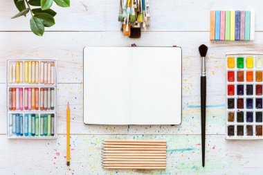 Sanatçı fırçalar ve boya