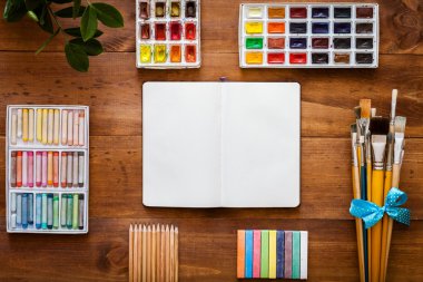 Sanatçı fırçalar ve boya