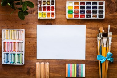 Sanatçı fırçalar ve boya