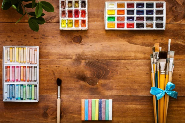 Artist brushes and paints — Stock Photo, Image