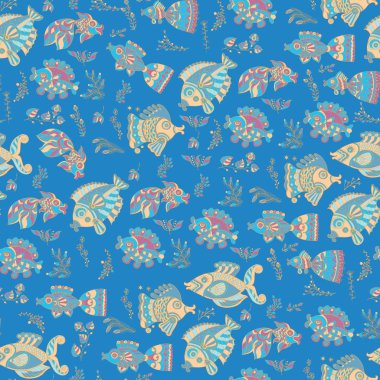 egzotik balıklar ve mercan ile sorunsuz adam.