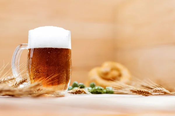 プレッツェルとビールのジョッキ — ストック写真