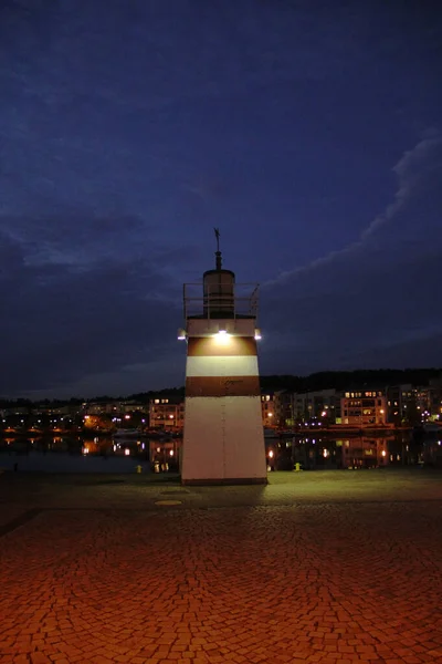 堤防の夜の灯台 — ストック写真