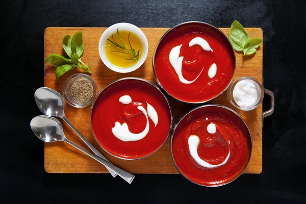 Υγιεινή ντομάτα σούπα με φρέσκα φύλλα βασιλικού. αλάτι & πιπέρι. στο — Φωτογραφία Αρχείου