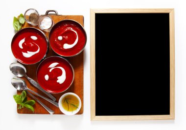 taze fesleğen yaprakları ile sağlıklı domates çorbası . tuz ve karabiber. -ını 