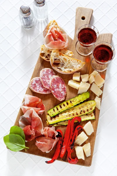 Lanches italianos saudáveis. prosciutto, salame, legumes grelhados p — Fotografia de Stock