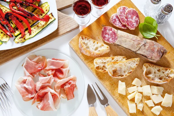 Italian healthy snacks. prosciutto, salami, vegetables grilled p — Stock Photo, Image