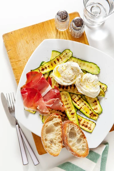 Healthy summer salad with grilled zucchini, mozzarella and prosc — Stock Photo, Image