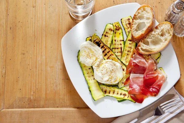 Healthy summer salad with grilled zucchini, mozzarella and prosc — Stock Photo, Image