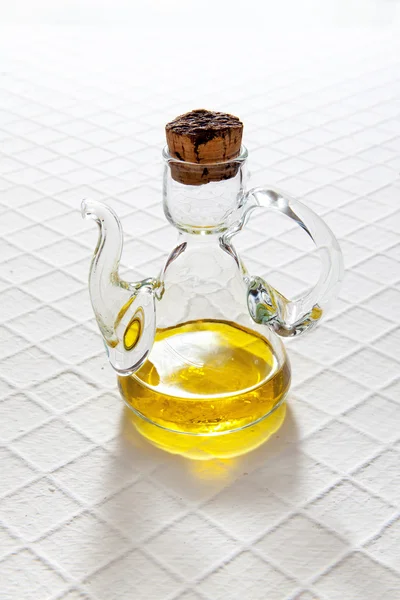 Azeite de oliva em um pequeno frasco de vidro — Fotografia de Stock
