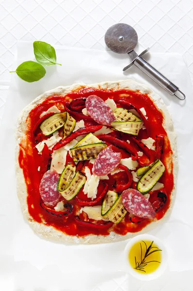 Pizza crue aux légumes grillés et salami sur blanc — Photo