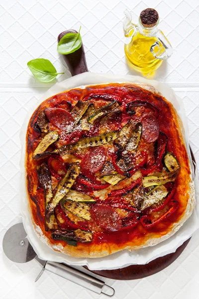 Pizza maison italienne traditionnelle avec légumes grillés et s — Photo