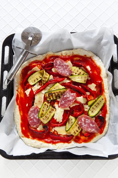 Pizza crue aux légumes grillés et salami sur plaque à pâtisserie — Photo