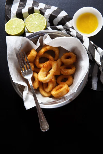 Juste des rondelles de calamar frit. collation aux fruits de mer rôtis — Photo