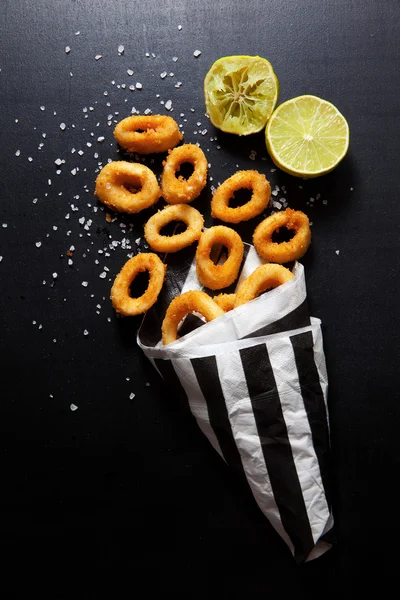 Gebakken inktvis ringen. gebraden zeevruchten snack in het papier neem weg pa — Stockfoto