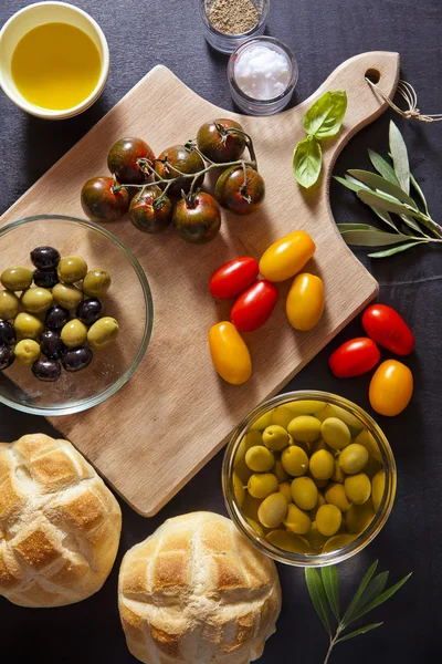 Set de aperitivos de vino. Antipasti Bandeja de jamón al horno, rojo y gritar —  Fotos de Stock