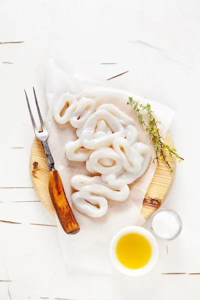 Aros de calamar crudos en rodajas con lima, aceite de oliva, migas de pan. Prepar —  Fotos de Stock