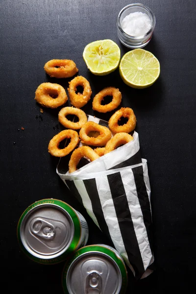 Anillos de calamar fritos. asado mariscos snack en el papel llevar pa —  Fotos de Stock