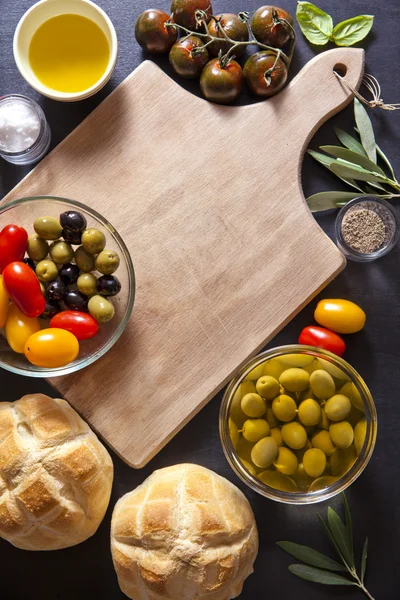 Set de aperitivos de vino. Antipasti Bandeja de jamón al horno, rojo y gritar —  Fotos de Stock