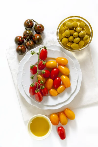 Різні види Вишневі помідори: червоний, жовтий і чорний сицилійський — стокове фото