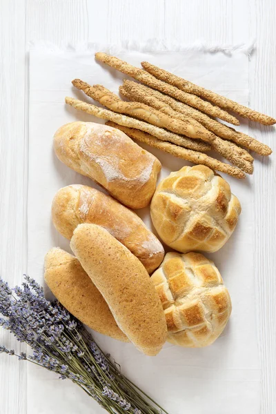 Pão italiano caseiro fresco: ciabatta, integral, tartaruga, gress — Fotografia de Stock