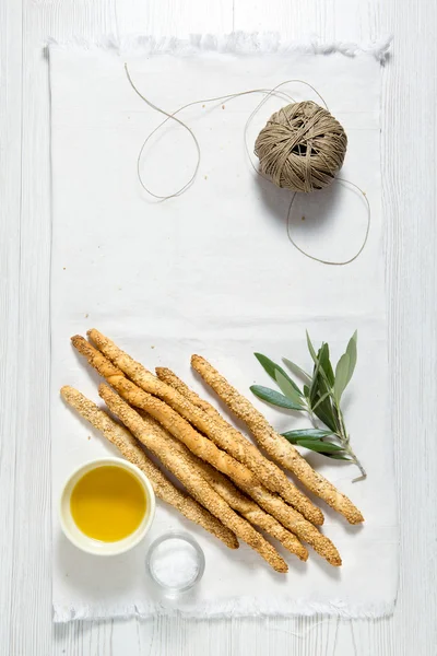 Comida italiana. espacio para escribir texto. tomates de colores, palitos de pan con semillas de sésamo, aceite de oliva y hojas de oliva . —  Fotos de Stock