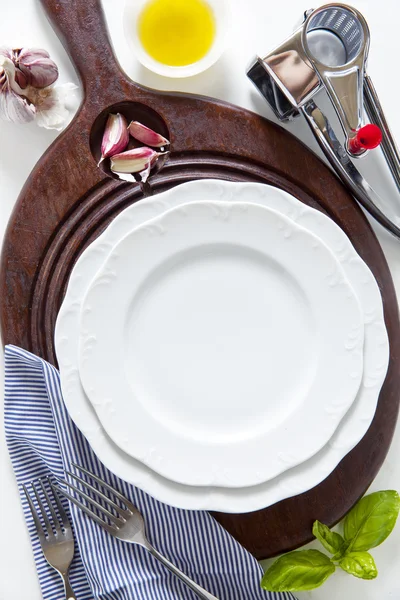 Пустая тарелка на разделочной доске. решетка для терки сыра, пармэ — стоковое фото