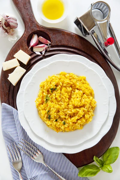Sarı safran risotto Milanese. İtalyan sağlıklı vejetaryen tabağı
