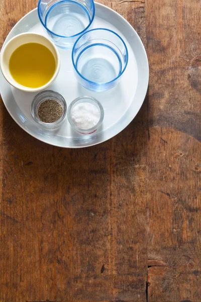 Обідній стіл. два порожні блакитні окуляри, оливкова олія, сіль — стокове фото