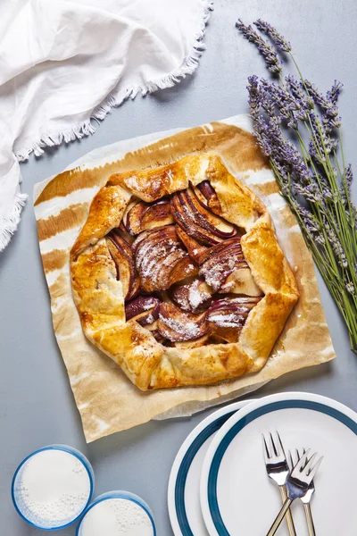 Healthy open apple pie with lavender. and almond milk .French cu — Stock Photo, Image