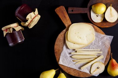 iki bütün pecorino peyniri kesme için ahşap bir gemide. Olgun pe