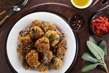 Kızarmış patlıcan meze. Vejetaryen patlıcan topları. tomat ile