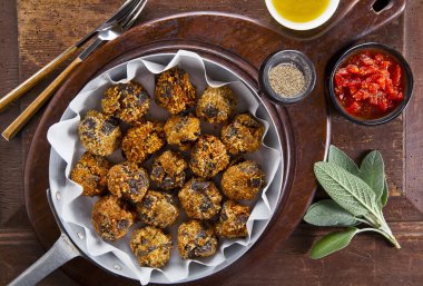 Kızarmış patlıcan meze. Vejetaryen patlıcan topları. tomat ile