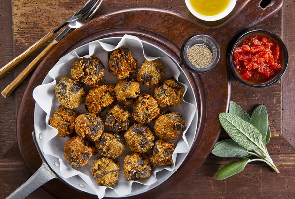 Kızarmış patlıcan meze. Vejetaryen patlıcan topları. tomat ile