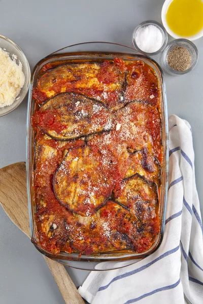 Patlıcan parmesan peyniri ve zeytinyağı ile. vejetaryen mutfağı