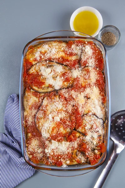 Aubergine parmesan med ost och olivolja. vegetariska rätter — Stockfoto