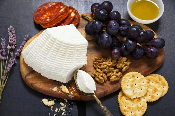 meze tabağı. Ricotta peynir, kraker, üzüm, zeytin yağı, 