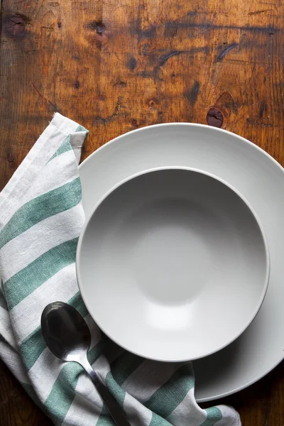 Um jogo de chapas em uma mesa de madeira. configuração da tabela — Fotografia de Stock