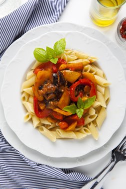 Beyaz makarna ile kavrulmuş tatlı biber ve patlıcan. sağlıklı 