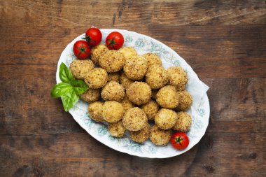 risotto topları arancini, yeşil ol ile sağlıklı İtalyan meze